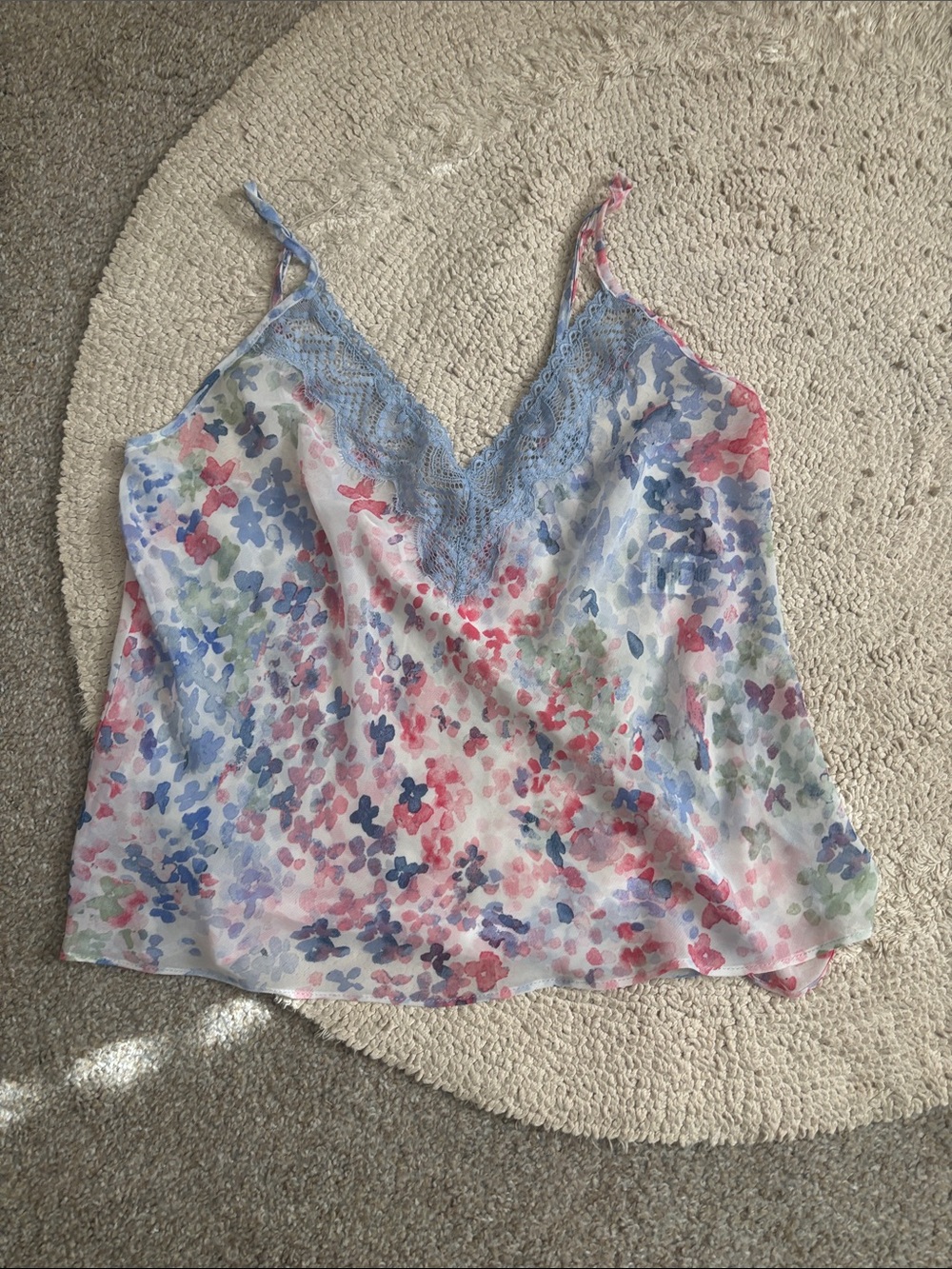 Chiffon top
Flower motif